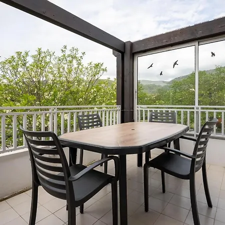 Appartement Entier, 150 M De La *